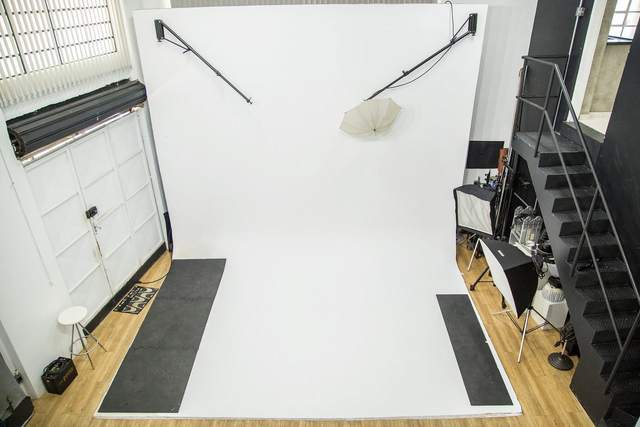 Ciclorama branca vista de frente, pronta para receber pintura na cor da produção